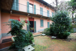 Villa grande con stanze, bagni e giardino